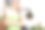 穿着绿围裙的年轻女子正在厨房里做饭。家庭主妇正在用木勺品尝汤。图片下载