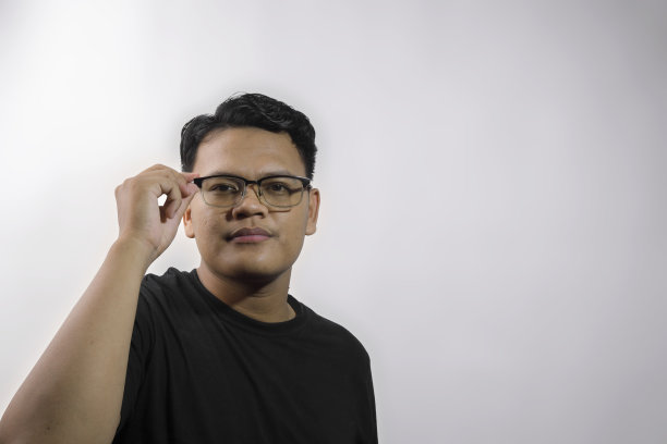英俊、聪明的亚洲年轻人，戴着白色背景的眼镜图片下载