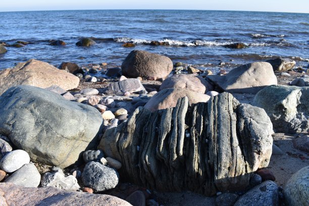 从人群中脱颖而出图片下载