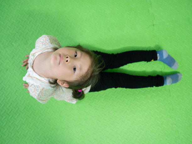 亚洲孩子正在接受舞蹈训练图片下载