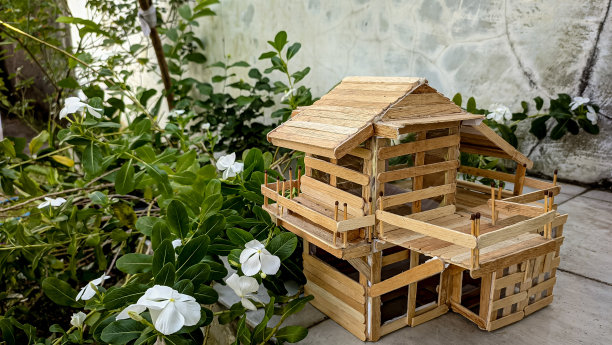 树叶间的小型木屋图片下载