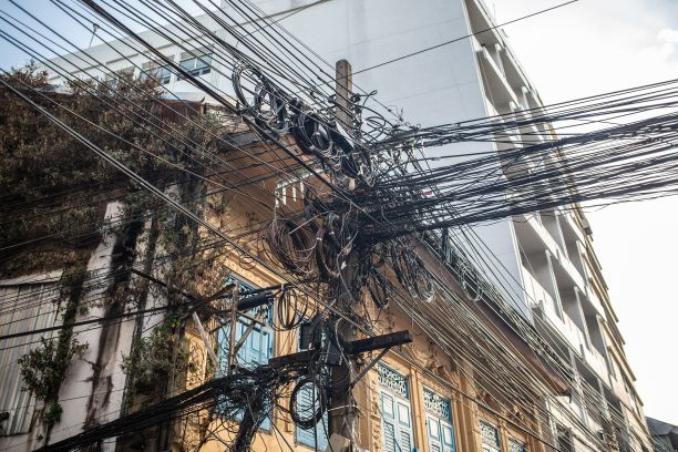 曼谷街头的电线杆上有很多电缆的照片，图片下载