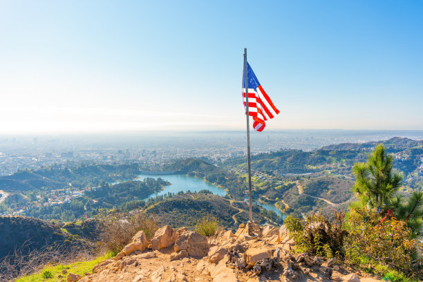 格里菲斯公园俯瞰城市的美国国旗图片下载