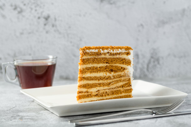 分层蜂蜜蛋糕片，白瓷盘，石底梅多维克图片下载