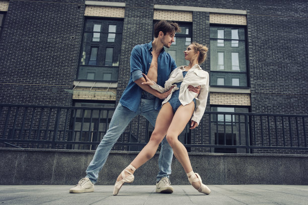 夏日漫步在城市的楼梯上，恋人与芭蕾舞女演员拥抱图片下载