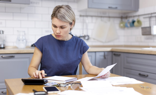一个女人数钱，签文件，会计。图片下载