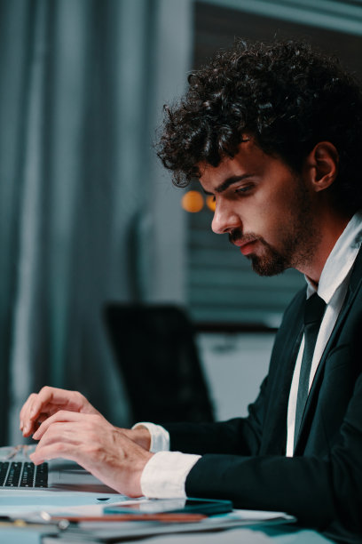 在黑暗办公室工作的企业家图片下载