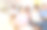 年轻的女学生在讲堂里聚精会神地听讲图片下载