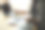 一名年轻女子使用笔记本电脑，通过智能手机在网上银行应用程序上进行支付。图片下载
