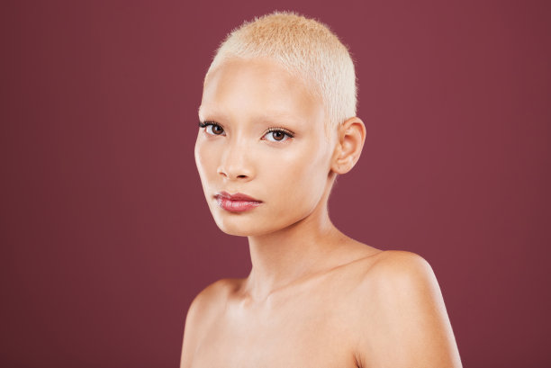 护肤，美容和肖像的女人与模型，化妆品和奢侈的皮肤产品在工作室背景。皮肤美容，水疗美容和模型隔离与模拟，抗衰老护理和光泽。图片下载