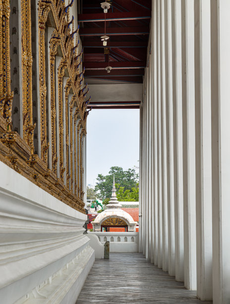 递减视角:Suthat Thepwararam寺周围阳台走廊的内景。图片下载