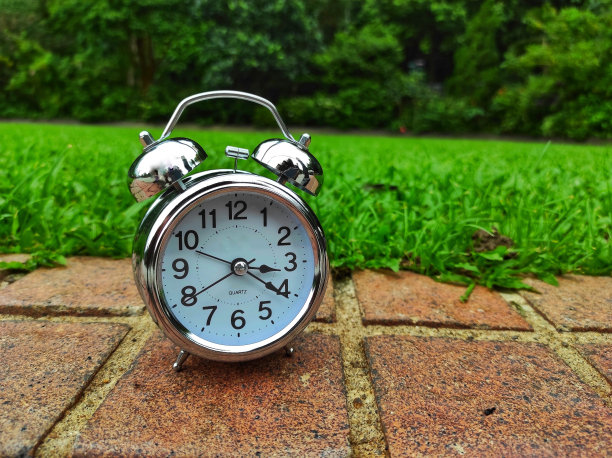 古董银闹钟图片下载