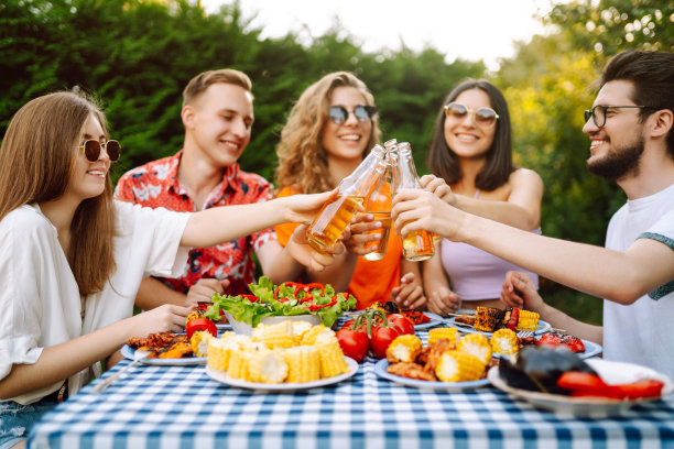 大家聚在一起烧烤。图片下载