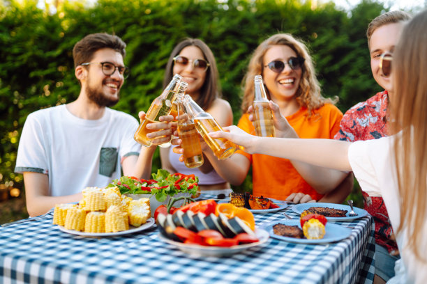 大家聚在一起烧烤。图片下载