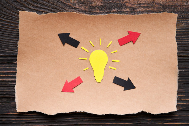 创意的想法和灵感的概念与纸灯泡和箭撕开工艺纸。图片下载