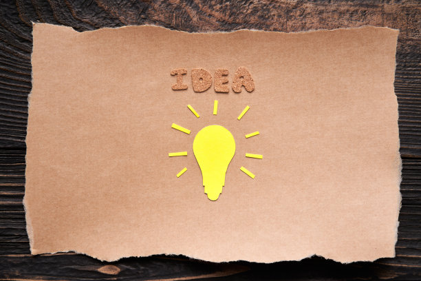 创意的想法和灵感的概念与纸灯泡撕开工艺纸图片下载