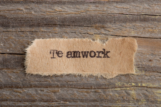 团队合作字在一张纸上贴近，创业创意激励理念图片下载