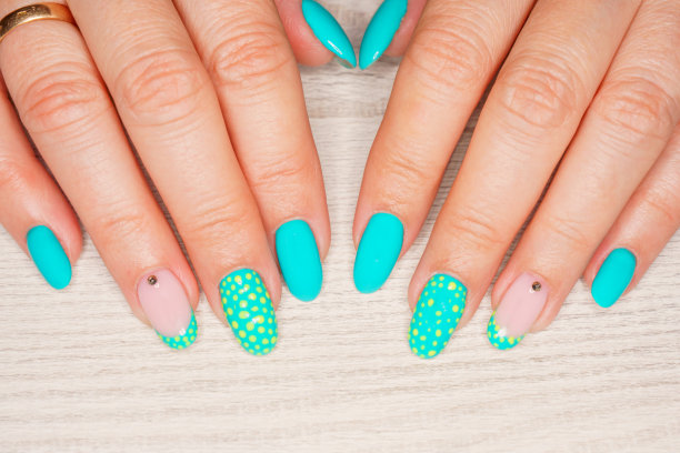 绿松石指甲艺术女性美甲轻木制背景。长杏仁状的指甲。图片下载