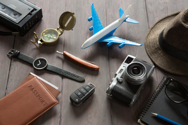 旅游概念-机票，护照，太阳镜和相机在木制背景图片下载