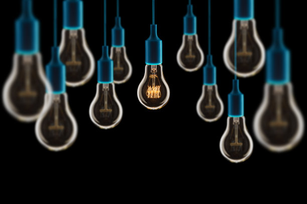 想法和团队合作的概念-黑色背景的老式白炽灯泡图片下载