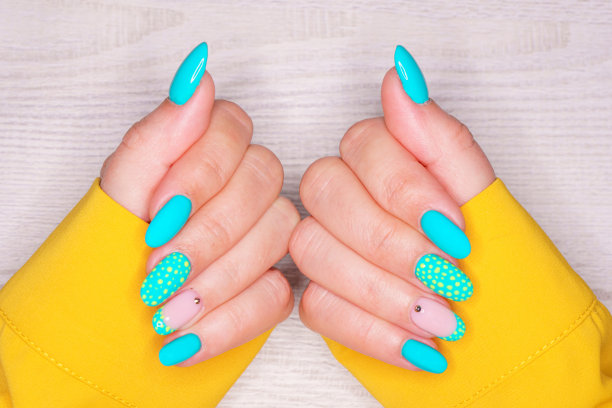 绿松石指甲艺术女性美甲轻木制背景。长杏仁状的指甲。图片下载