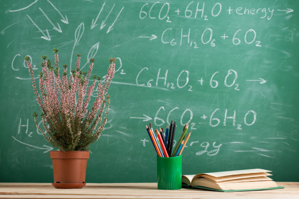 教育理念——大礼堂课桌上的书图片下载