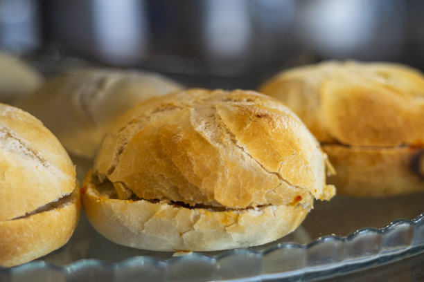 小吃和开胃菜。吧台上的西班牙小吃。圆面包夹猪肉三明治。图片下载