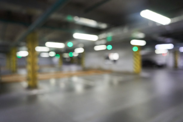 一个带有交通车道标志的模糊地下停车场，一个未对焦的交通背景，一个购物中心停车场的未对焦快照。有空间复制。高质量照片图片下载