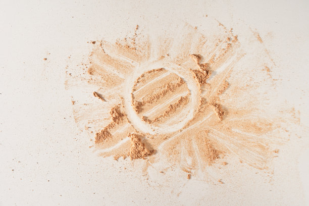 一种中性色的脸粉涂抹在表面上，在浅色的背景上。俯视图，平面位置。复制文本的位置。粉末质地。高质量照片图片下载