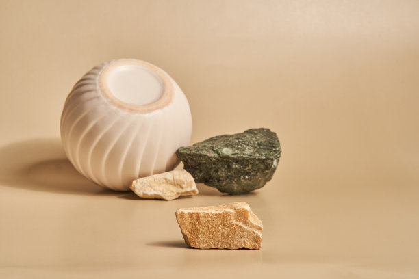 最小的背景，一个带有产品演示平台的模型，抽象的浅色背景，天然石材和陶瓷支架。有空间复制。高质量照片图片下载