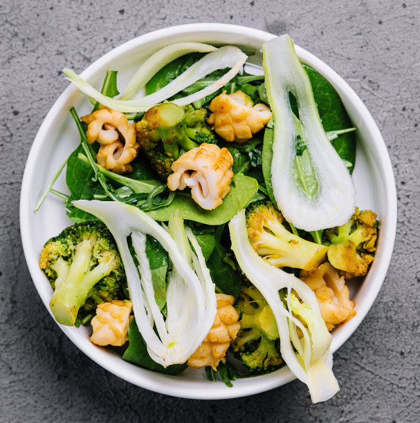 鱿鱼、茴香和烤西兰花沙拉图片下载
