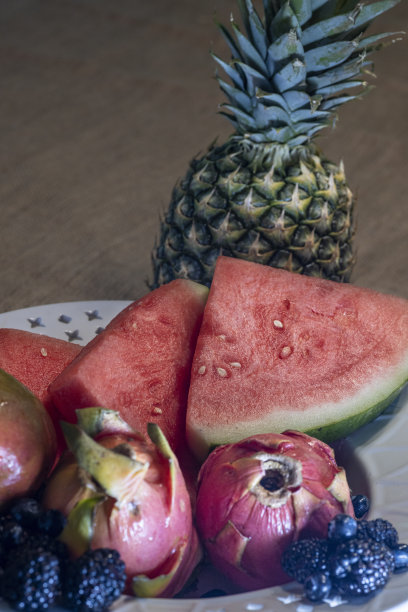 新鲜菠萝，西瓜，黑莓和火龙果图片下载