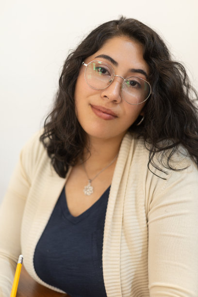 短发的年轻女子戴着眼镜和项链作为配饰，疲惫的人看着镜头的自然美图片下载