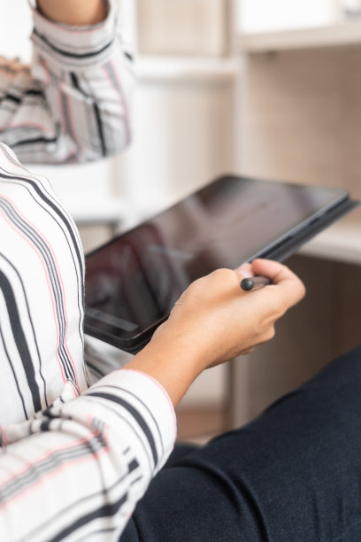 现代平板电脑技术用于办公室工作，互联网连接和通信图片下载