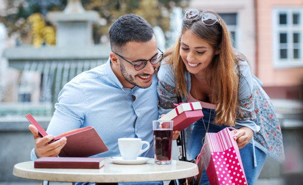 咖啡馆里的浪漫情侣。约会，爱情，人际关系图片下载