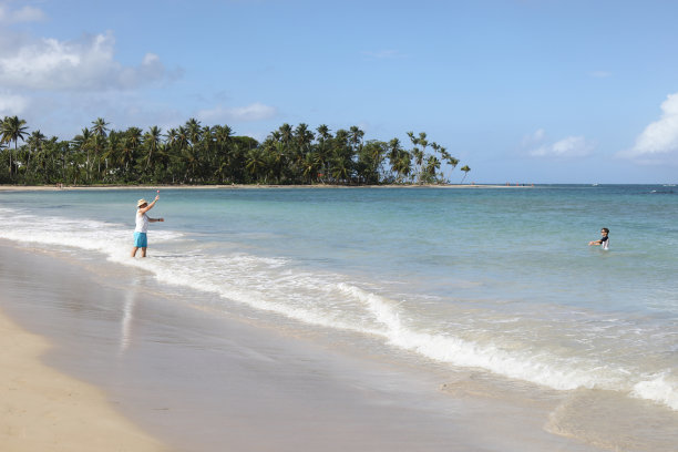 在多米尼加共和国萨马纳，一对父子在风景如画的El Portillo海滩上玩球图片下载