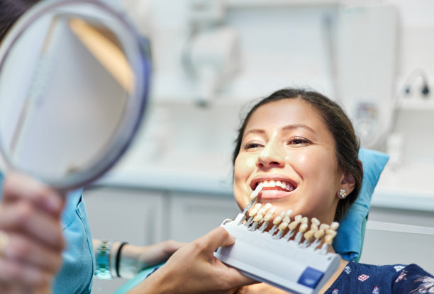 伦理女性选择牙齿色调图片下载