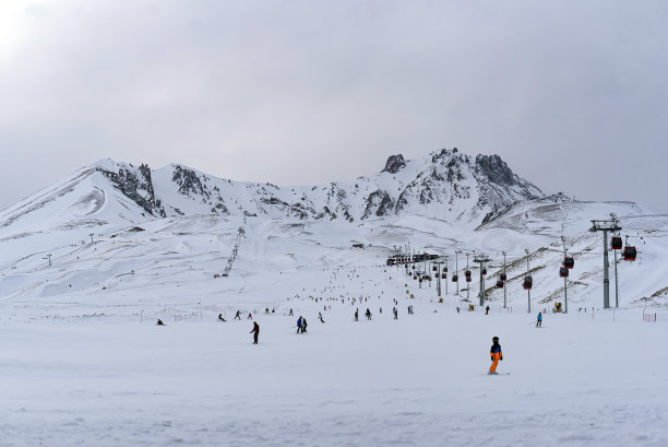 人们在滑雪道上滑雪。开塞利，埃尔西耶斯全景，土耳其。图片下载