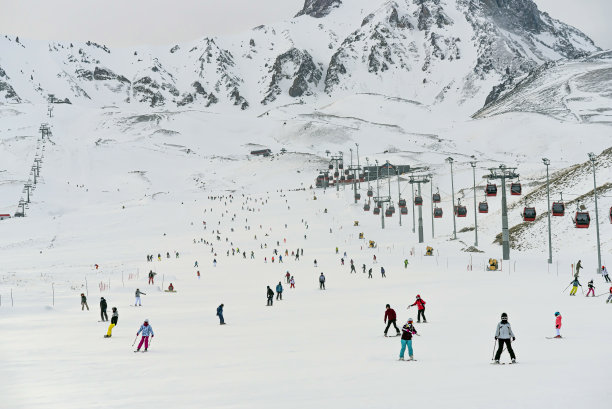 人们在滑雪道上滑雪。开塞利，埃尔西耶斯全景，土耳其。图片下载