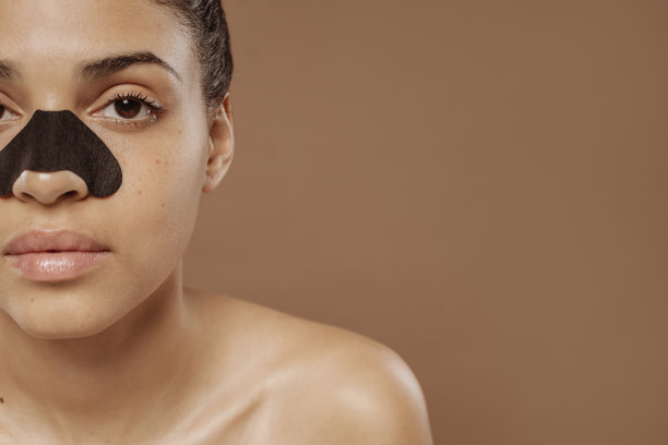 半脸美女肖像，鼻子上有护肤贴片图片下载