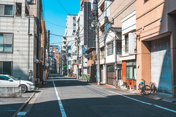 东京市中心(浅草)狭窄的街道上有小商店和住宅图片下载