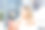 年轻女子在城市里使用无线耳机图片下载