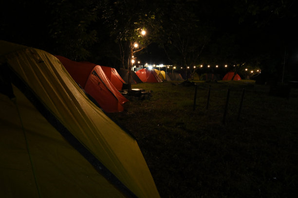 晚上搭帐篷图片下载