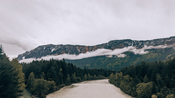 风暴景观，美丽山谷的旅行摄影。河、林、云、山。雾，霾画面。图片下载