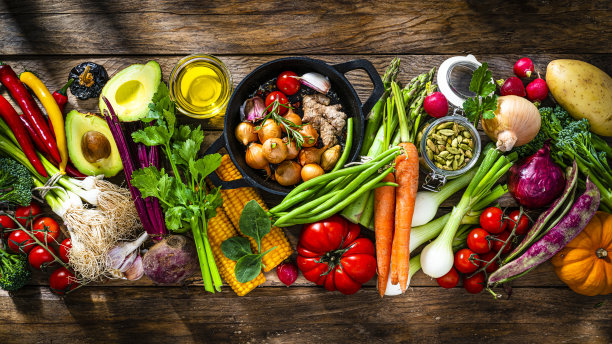 健康食品:新鲜有机蔬菜并排摆放在木桌上图片下载