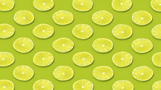 绿柠檬片与阳光在绿色背景图片下载