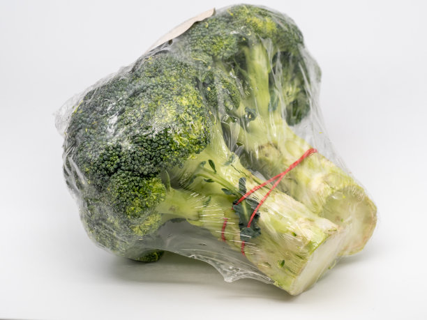 白色背景的保鲜膜西兰花图片下载