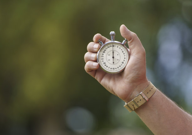 人手握着一个经典秒表的特写图片下载