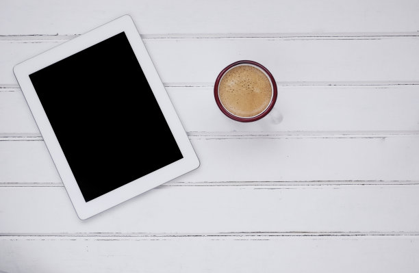 一杯咖啡和数码平板电脑图片下载