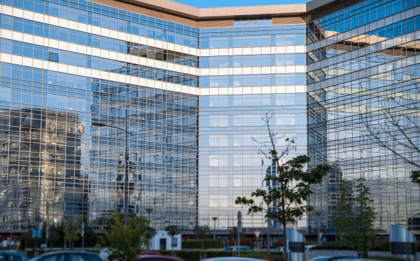 现代办公玻璃幕墙的商业建筑在城市图片下载